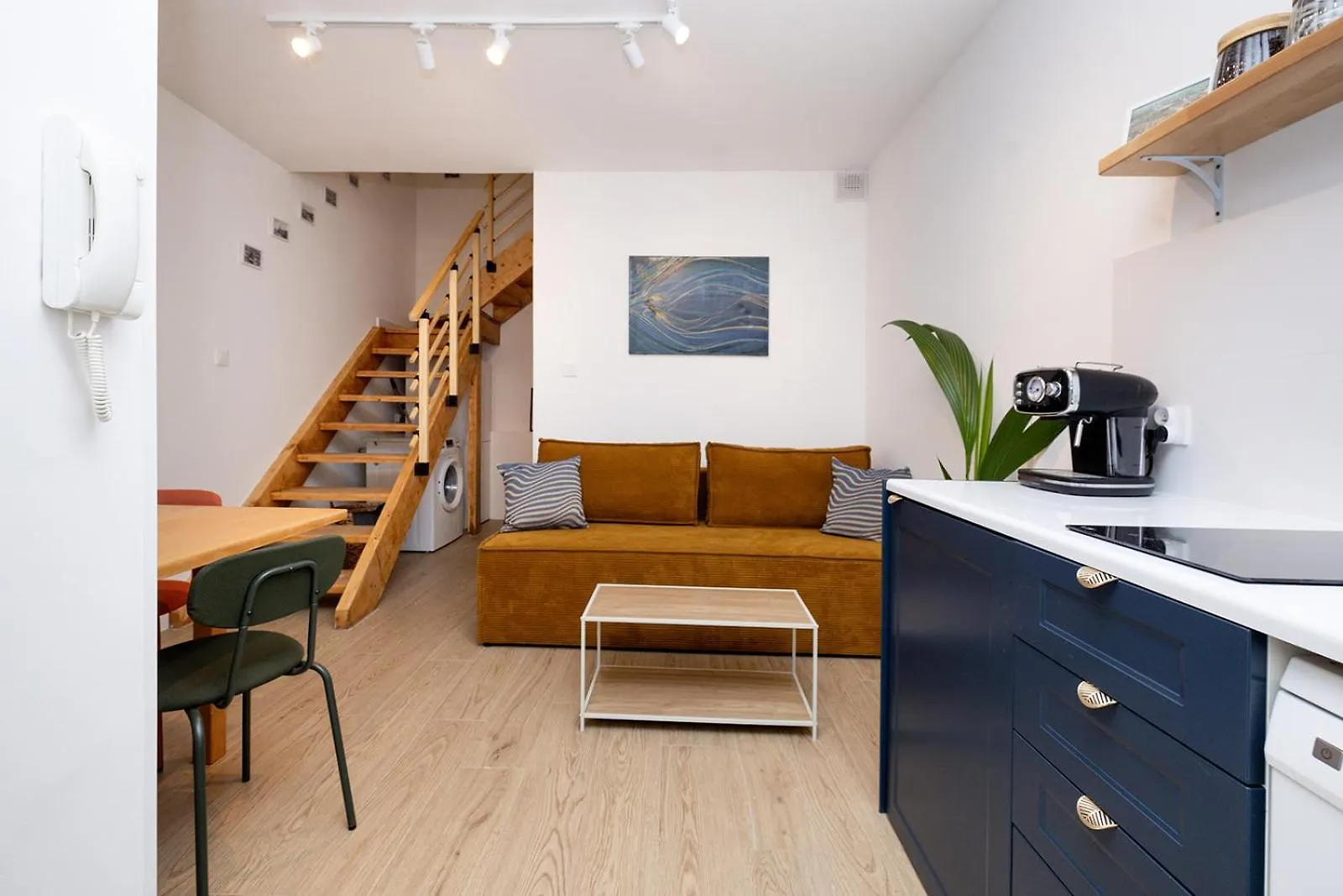 In The Heart Of Historical District With Free Parking location